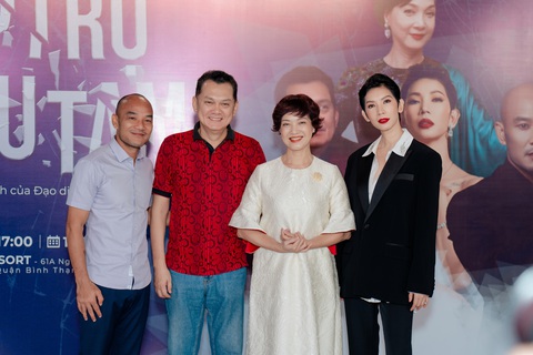 4 giám khảo buổi casting: Ngọc Lâm, Hữu Châu, Lê Khanh và Xuân Lan. 4 giám khảo buổi casting: Ngọc Lâm, Hữu Châu, Lê Khanh và Xuân Lan