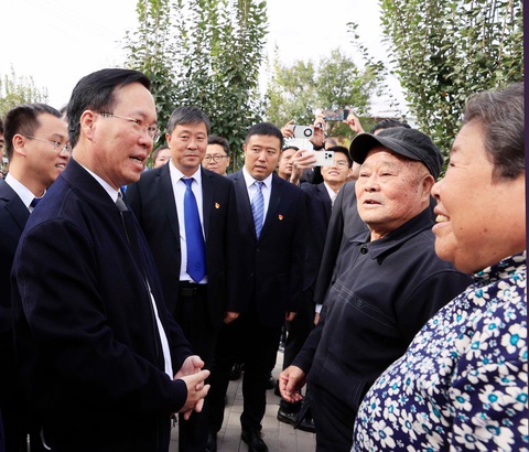 Chủ tịch nước Võ Văn Thưởng đặt hoa tưởng niệm Bác Hồ, thăm nông thôn mới Trung Quốc - Ảnh 2. Chủ tịch nước trò chuyện với một số người dân thôn Tiểu Lỗ (Trung Quốc) - Ảnh: TTXVN