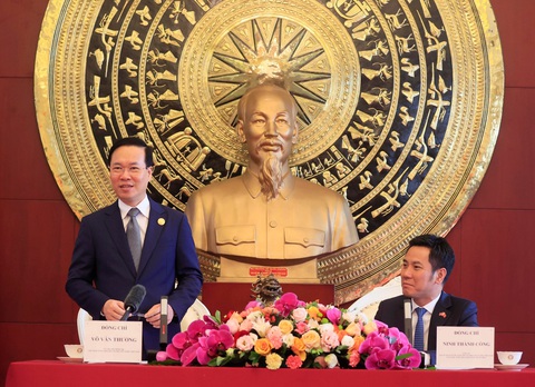 Chủ tịch nước Võ Văn Thưởng đặt hoa tưởng niệm Bác Hồ, thăm nông thôn mới Trung Quốc - Ảnh 1. Chủ tịch nước Võ Văn Thưởng nói chuyện với cán bộ, nhân viên Đại sứ quán Việt Nam tại Trung Quốc - Ảnh: TTXVN