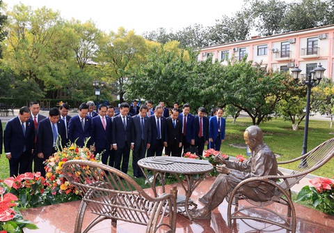 Chủ tịch nước Võ Văn Thưởng đặt hoa tưởng nhớ Bác Hồ, thăm nông thôn mới Trung Quốc - Ảnh 2. Chủ tịch nước Võ Văn Thưởng và đoàn đại biểu cấp cao Việt Nam đặt hoa tưởng nhớ Chủ tịch Hồ Chí Minh trong khuôn viên Đại sứ quán Việt Nam tại Trung Quốc - Ảnh: TTXVN