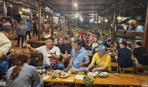 Lễ 20-10: Điểm vui chơi giảm giá vé, doanh nghiệp tặng kim cương - Ảnh 1. Chương trình tiệc buffet tại Bình Quới thường thu hút nhiều thực khách - Ảnh: N.TRÍ