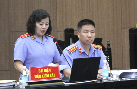 Cựu lãnh đạo VEC và nhân viên nhà thầu bị đề nghị bồi thường vụ cao tốc Đà Nẵng - Quảng Ngãi - Ảnh 2. Đại diện viện kiểm sát phiên tòa vụ án cao tốc Đà Nẵng - Quảng Ngãi - Ảnh: DANH TRỌNG