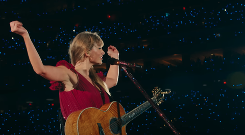 - Ảnh 6. Taylor Swift trình diễn acoustic - Ảnh: Cinema Blend