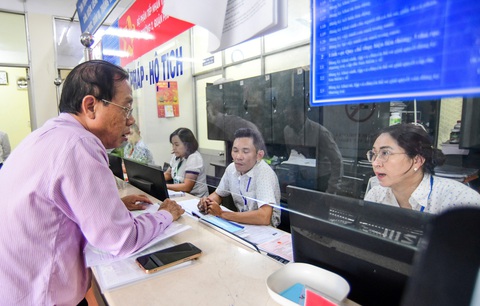 Cán bộ UBND phường 2, quận Phú Nhuận, TP.HCM tiếp dân - Ảnh: QUANG ĐỊNH Cán bộ UBND phường 2, quận Phú Nhuận, TP.HCM tiếp dân - Ảnh: QUANG ĐỊNH