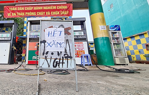 Các cây xăng tại Gò Vấp (TP.HCM) để bảng hết xăng vào đợt cao điểm khan hiếm xăng dầu 2022 - Ảnh: NGỌC HIỂN Các cây xăng tại Gò Vấp (TP.HCM) để bảng hết xăng vào đợt cao điểm khan hiếm xăng dầu 2022 - Ảnh: NGỌC HIỂN