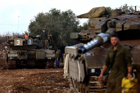 Bài toán khó cho Israel trong cuộc tấn công Dải Gaza - Ảnh 1. Lính Israel gần biên giới với Lebanon ngày 19-10 - Ảnh: REUTERS