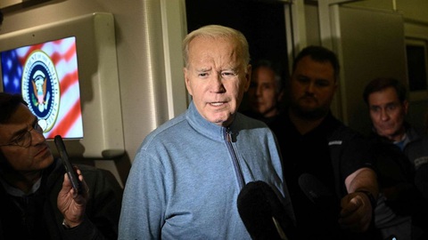 Ông Biden: 'Tôi giúp thường dân ở Gaza' và sẽ phát biểu trước quốc dân Mỹ - Ảnh 1. Tổng thống Joe Biden phát biểu với giới truyền thông trong chuyến bay trở về từ Israel trên chiếc Không lực Một, ngày 18-10-2023 Ảnh: AFP
