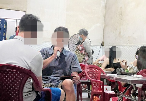 Một thực khách thoải mái hát karaoke giữa quán ốc ở huyện Hóc Môn, TP.HCM, bất chấp người khác thích hay khó chịu - Ảnh: MÂY TRẮNG Một thực khách thoải mái hát karaoke giữa quán ốc ở huyện Hóc Môn, TP.HCM, bất chấp mình làm ồn người khác - Ảnh: MÂY TRẮNG