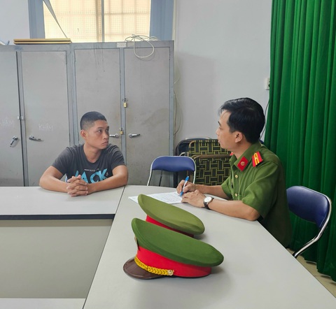 Công an TP.HCM bắt nhóm 'tín dụng đen' đăng lên Facebook cho vay - Ảnh 1. Phạm Thái Minh tại cơ quan công an - Ảnh: Công an cung cấp