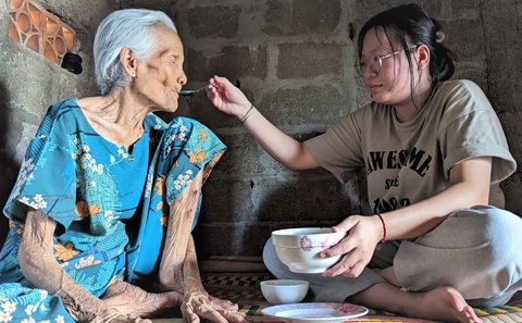 Cánh cò mồ côi gánh ước mơ học hành - Ảnh 1. Nguyễn Thị Minh Tâm vẫn chạy đi chạy về vừa học vừa chăm bà nội già yếu - Ảnh: N.L.