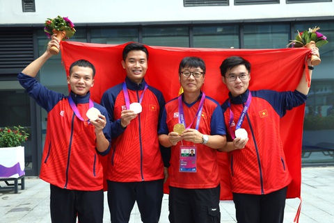 Chuyên gia Park Chung Gun không được khen thưởng, cảm ơn sau Asiad 19 - Ảnh 3. Chuyên gia Park Chung Gun (thứ hai từ phải qua) cùng các VĐV giành huy chương 10m súng ngắn hơi Asiad 19 - Ảnh: QUÝ LƯỢNG