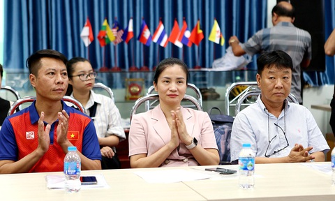 Chuyên gia Park Chung Gun không được khen thưởng, cảm ơn sau Asiad 19 - Ảnh 2. Chuyên gia Park Chung Gun (bìa phải) buồn bã trong lễ vinh danh bắn súng chiều 18-10 - Ảnh: HOÀNG TÙNG