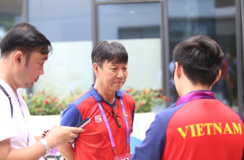 Chuyên gia Park Chung Gun không được khen thưởng, cảm ơn sau Asiad 19 - Ảnh 1. Chuyên gia Park Chung Gun đồng hành với các xạ thủ tại Asiad 19 - Ảnh: HUY ĐĂNG
