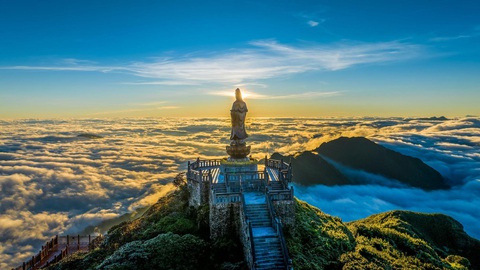 Chiêm ngưỡng “cảnh thần tiên” trên đỉnh Fansipan mùa mây phủ - Ảnh 3. Mây trời khi nào cũng là phông nền hoàn hảo nhất để "họa sĩ thiên nhiên" tự do sáng tác - Ảnh: Hoàng Trung Hiếu