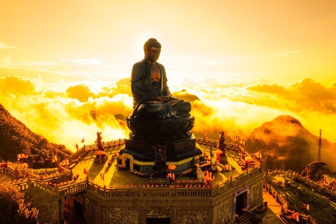 Chiêm ngưỡng “cảnh thần tiên” trên đỉnh Fansipan mùa mây phủ - Ảnh 4. Giữa mây ngàn gió núi có tiếng chuông chùa vang vọng, Đại Tượng Phật A Di Đà hiện lên từ bi giữa đất trời, càng khiến khung cảnh thêm huyền hoặc, an yên - Ảnh: Hoàng Trung Hiếu