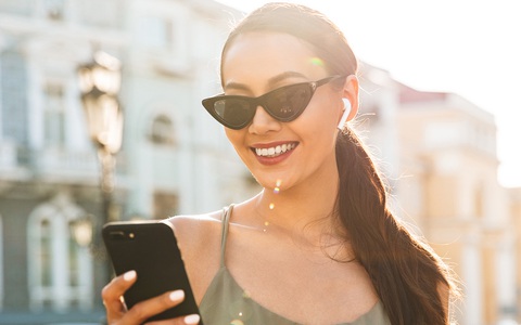 Hơn nửa triệu khách hàng tham gia chương trình ưu đãi trên MyVIB - Ảnh 2. MyVIB dành tặng iPhone 15 Pro Max cho khách hàng có lượt tham gia Lucky Star nhiều nhất trong hai ngày 19 và 20-10.