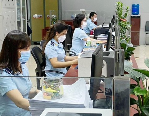 Nhân Viên Khai Báo Hải Quan và cơ hội việc làm hiện nay - Ảnh 3. Nhân viên hải quan thực hiện thủ tục liên quan đến xuất nhập khẩu và làm việc trực tiếp với cơ quan thuế - Ảnh: Internet.