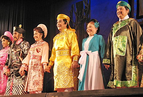 Từ trái qua: các nghệ sĩ Lệ Thủy, Văn Ngà, Phượng Liên, Tuấn Thanh, Kiều Mai Lý, Bảo Quốc chào khán giả sau đêm diễn vở Tiếng trống Mê Linh năm 2008 - Ảnh: LINH ĐOAN Từ trái qua: các nghệ sĩ Lệ Thủy, Văn Ngà, Phượng Liên, Tuấn Thanh, Kiều Mai Lý, Bảo Quốc chào khán giả sau đêm diễn vở Tiếng trống Mê Linh năm 2008 - Ảnh: LINH ĐOAN