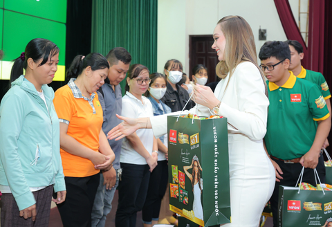 Ngày 8-10, Hoa hậu Ba Lan 2022 Aleksandra Klepaczka trao các phần quà tới các thầy cô giáo và nhân viên ngành giáo dục quận Tân Phú. Buổi thiện nguyện này là hoạt động khởi đầu cho chuỗi những hoạt động với tư cách là đại sứ thương hiệu của VIFON, cũng như các hoạt động thiện nguyện của Hoa hậu Ba Lan 2022 Aleksandra Klepaczka tại Việt Nam Ngày 8-10, Hoa hậu Ba Lan 2022 Aleksandra Klepaczka trao các phần quà tới các thầy cô giáo và nhân viên ngành giáo dục quận Tân Phú. Buổi thiện nguyện này là hoạt động khởi đầu cho chuỗi những hoạt động với tư cách là đại sứ thương hiệu của VIFON, cũng như các hoạt động thiện nguyện của Hoa hậu Ba Lan 2022 Aleksandra Klepaczka tại Việt Nam