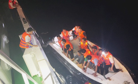 Những hình ảnh tàu kiểm ngư tiếp cận, đưa các ngư vụ chìm tàu vào đất liền - Ảnh 1. Lực lượng hải quân dùng ca nô tiếp cận, đưa các ngư dân lên tàu về đất liền trong đêm - Ảnh: Vùng 4 hải quân cung cấp