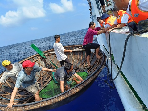 Xúc động những bức ảnh từ biển khơi đón 78 ngư dân bị chìm tàu - Ảnh 5. Các ngư dân lên tàu - Ảnh: Vùng 4 hải quân cung cấp