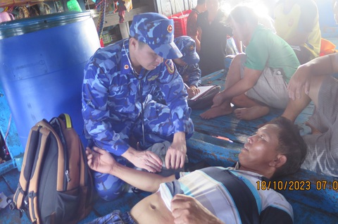 Xúc động tàu kiểm ngư, cảnh sát biển tiếp cận hỗ trợ y tế, đưa ngư dân vụ chìm tàu vào đất liền - Ảnh 12. Các ngư dân được cảnh sát biển hỗ trợ y tế - Ảnh: Cảnh sát biển