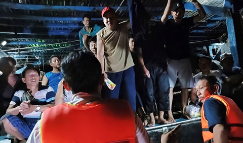Những hình ảnh tàu kiểm ngư tiếp cận, đưa các ngư vụ chìm tàu vào đất liền - Ảnh 2. Lực lượng hải quân tiếp cận tàu chở ngư dân bị nạn - Ảnh: Vùng 4 hải quân cung cấp