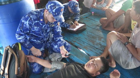 Những hình ảnh tàu kiểm ngư tiếp cận, đưa các ngư vụ chìm tàu vào đất liền - Ảnh 7. Lực lượng cảnh sát biển tiếp cận, khám sức khỏe cho các ngư dân của tàu QNa 90129 vào ngày 18-10 - Ảnh: M.T.