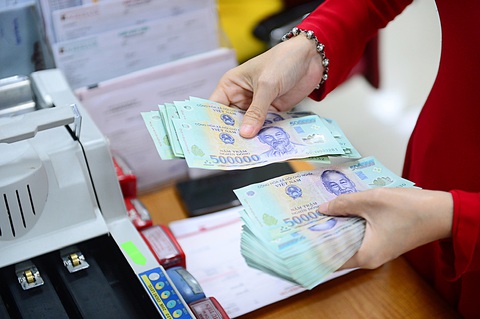 Theo các chuyên gia, người có tiền nhàn rỗi nên cân nhắc kỹ trước khi quyết định rót tiền vào đâu - Ảnh: Q.ĐỊNH Theo các chuyên gia, người có tiền nhàn rỗi nên cân nhắc kỹ trước khi quyết định rót tiền vào đâu - Ảnh: Q.ĐỊNH