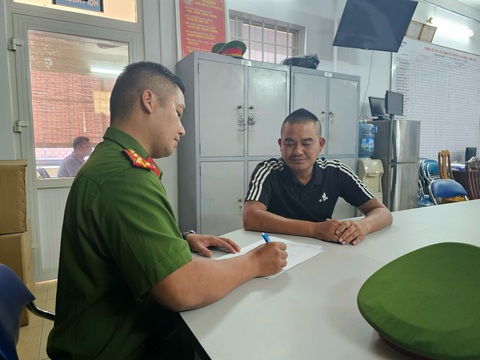 Công an TP.HCM bắt nhóm 'tín dụng đen' đăng lên Facebook cho vay - Ảnh 3. Nguyễn Văn Khoản tại cơ quan công an - Ảnh: Công an cung cấp
