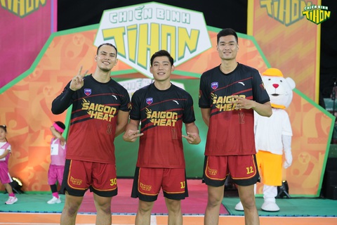 Sao VBA gieo tình yêu bóng rổ bằng gameshow - Ảnh 1. Từ trái sang: Tim Waale, Võ Kim Bản và Nguyễn Huỳnh Phú Vinh tại Chiến binh Tí hon - Ảnh: VBA