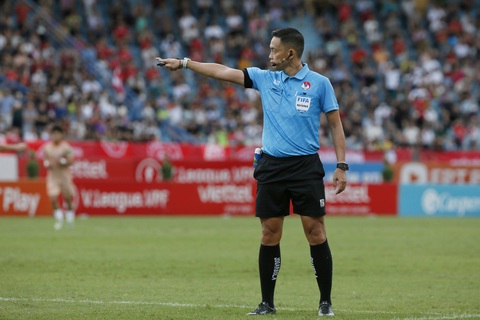 Trọng tài Ngô Duy Lân từng giành Còi vàng 2018 và đang là một trong 4 trọng tài FIFA tại Việt Nam - Ảnh: MINH ĐỨC Trọng tài Ngô Duy Lân từng giành Còi vàng 2018 và đang là một trong bốn trọng tài FIFA tại Việt Nam - Ảnh: MINH ĐỨC