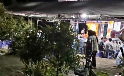Kiên Giang: Đi ruộng bơm nước sạ lúa, một người dân bị sét đánh tử vong - Ảnh 1. Gia đình làm đám tang cho ông H. tại nhà - Ảnh: Cắt clip trên mạng xã hội