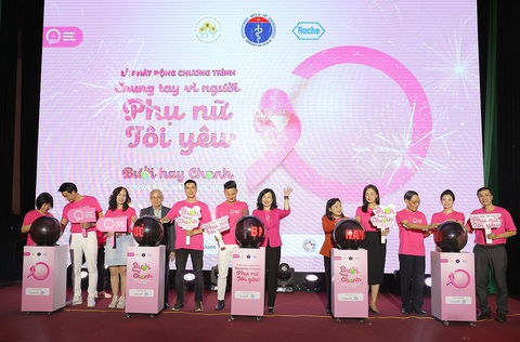 Các đại biểu phát động Chiến dịch truyền thông nâng cao nhận thức về bệnh nhân ung thư vú “Chung tay vì người phụ nữ tôi yêu” năm 2023 - Ảnh: T.MINH Các đại biểu phát động chiến dịch truyền thông nâng cao nhận thức về bệnh nhân ung thư vú “Chung tay vì người phụ nữ tôi yêu” năm 2023 - Ảnh: T.MINH