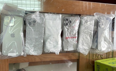 Khởi tố bị can, điều tra vụ buôn lậu 20 iPhone 15 vào Việt Nam - Ảnh 1. Tang vật liên quan mà lực lượng chức năng thu giữ - Ảnh: H.B.