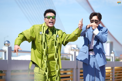 Lê Dương Bảo Lâm (trái) đang biểu diễn rap trong chương trình 2 ngày 1 đêm mùa 2 thì răng sứ lại rớt - Ảnh: BTC Lê Dương Bảo Lâm (trái) đang biểu diễn rap trong chương trình 2 ngày 1 đêm mùa 2 thì răng sứ lại rớt - Ảnh: BTC
