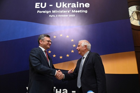 Các ngoại trưởng EU lần đầu tiên họp tại Ukraine - Ảnh 1. Ông Josep Borrell (phải) và Ngoại trưởng Ukraine Dmytro Kuleba trước thềm cuộc họp của các ngoại trưởng 27 nước thành viên EU hôm 2-10 tại Kiev, Ukraine - Ảnh: REUTERS