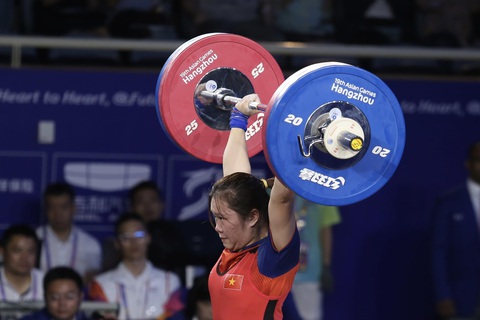 Asiad 19 ngày 2-10: Kurash mang về thêm 1 HCĐ cho Việt Nam - Ảnh 1. VĐV Quàng Thị Tâm ở chung kết 59Kg nữ môn cử tạ - Ảnh: ĐỨC KHUÊ