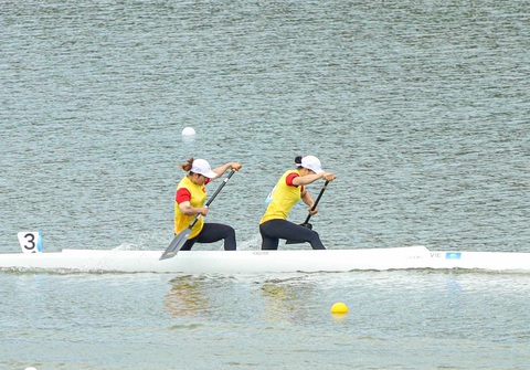 Asiad 19 ngày 2-10: Nguyễn Thị Huyền không vào được chung kết - Ảnh 2. Nguyễn Thị Hương, Nguyễn Hồng Thái ở chung kết huyền đôi nữ canoe 500m - Ảnh: QUÝ LƯỢNG
