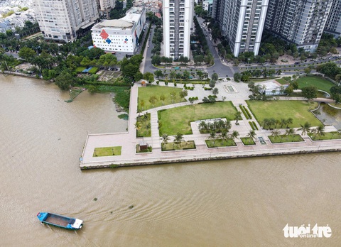 TP.HCM: Chỉnh trang kè, phát triển kinh tế dịch vụ ven sông Sài Gòn - Ảnh 1. Tuyến đường ven sông Sài Gòn đang bị đứt đoạn tại bức tường ngăn cách hai khu dân cư Vinhomes - Saigon Pearl - Ảnh: LÊ PHAN
