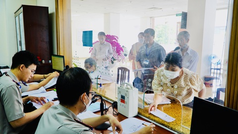 Cục THADS TP.HCM sẽ thanh toán tiền cho bị hại vụ Alibaba có yêu cầu thi hành án - Ảnh 1. Nhiều bị hại nộp đơn yêu cầu thi hành án tại trụ sở Cục Thi hành án dân sự TP.HCM