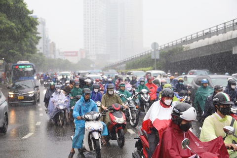 Đầu tuần, TP.HCM mưa dầm từ sáng sớm - Ảnh 6. Dự báo mưa còn kéo dài - Ảnh: LÊ PHAN