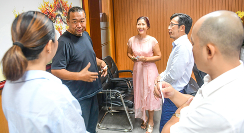 Matsuo Tomoyuki: Nét tương đồng ẩm thực Nhật - Việt - Ảnh 2. Đầu bếp Matsuo Tomoyuki trả lời thắc mắc của các chủ quán phở Việt Nam về kinh nghiệm chuẩn bị thực phẩm ở Nhật Bản - Ảnh: QUANG ĐỊNH