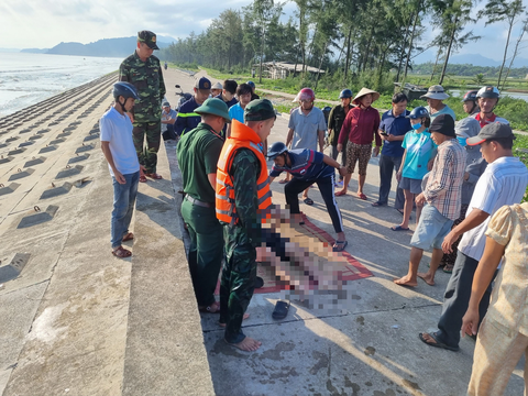 Tìm thấy thi thể hai nam sinh đuối nước khi đi tắm biển cùng bạn - Ảnh 1. Lực lượng chức năng đã tìm thấy thi thể 2 học sinh bị đuối nước tại bãi biển xã Giang Hải (huyện Phú Lộc, Thừa Thiên Huế) - Ảnh: NGỌC BÌNH