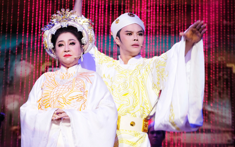 Thoại Mỹ: "Tôi nằm khóc khi thấy bạn bè đi hát!" - Ảnh 1. Thoại Mỹ (vai Thần phi Nguyễn Thị Anh) và Võ Minh Lâm (vai Lê Tư Thành) trong vở Đêm trước ngày hoàng đạo diễn trong mùa giỗ tổ sân khấu năm nay - Ảnh: LINH ĐOAN