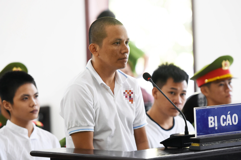 Đưa ma túy từ Campuchia về Việt Nam tiêu thụ, 3 người lãnh án tử - Ảnh 1. Các bị cáo đưa ma túy từ Campuchia về Việt Nam tiêu thụ lãnh án nặng - Ảnh: A LỘC