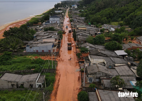 Nhà cửa, đường sá ngổn ngang sau vụ tràn cát đỏ ở Phan Thiết - Ảnh 1. Cát đỏ tràn ngập đường Lạc Long Quân ở xã Tiến Thành, TP Phan Thiết, Bình Thuận