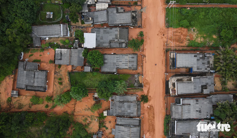 Nhà cửa, đường sá ngổn ngang sau vụ tràn cát đỏ ở Phan Thiết - Ảnh 4. Theo người dân địa phương, đây là vụ tràn bùn cát đỏ lớn chưa từng thấy, mặc dù cơn mưa xảy ra chưa thực sự lớn lúc chiều 1-10. Mưa kéo dài khoảng 30 phút là cát đỏ ồ ạt tràn xuống như "lũ ống"