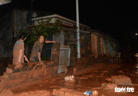 Nhà cửa, đường sá ngổn ngang sau vụ tràn cát đỏ ở Phan Thiết - Ảnh 11. Vợ chồng ông Huỳnh Văn Đệ ở thôn Tiến Phú, xã Tiến Thành thất thần nhìn căn nhà ngổn ngang trong cát đỏ