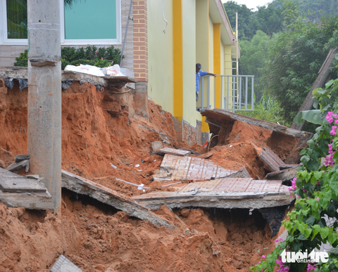 Nhà cửa, đường sá ngổn ngang sau vụ tràn cát đỏ ở Phan Thiết - Ảnh 12. Nước tràn làm sạt lở một con mương ở thôn Tiến Hải, xã Tiến Thành